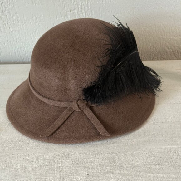 VTG Betmar Cloche Hat Brown Wool Felt Black Feather Accent One Size - Picture 1 of 8